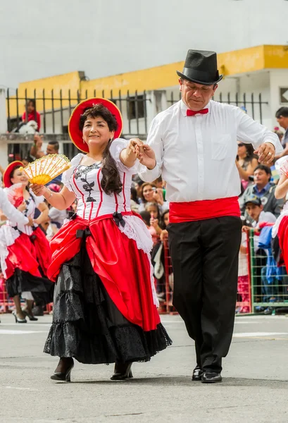 Łaciński dorosłych para ubrana formalne taniec na ulicy — Zdjęcie stockowe