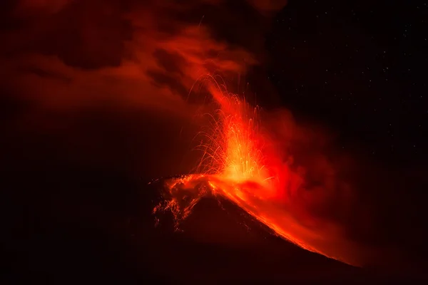 Le volcan Tungurahua jette de la lave et des cendres — Photo