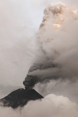 Tungurahua kül ve gaz Spewing yanardağ havadan görünümü