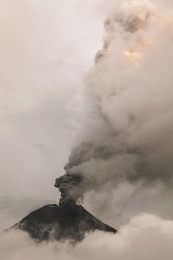Tungurahua volkan duman yükselir