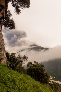 Tungurahua yanardağ üzerinde piroklastik güçlü patlama
