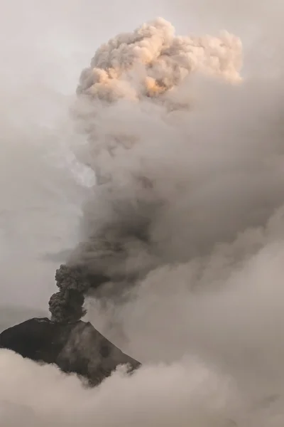 Close-up da erupção do vulcão Tungurahua — Fotografia de Stock