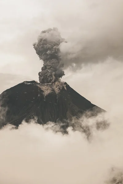 Fumarole am Vulkan Tungurahua — Stockfoto
