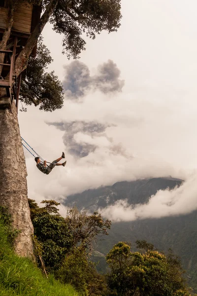 Hombre balanceándose en un columpio en Banos De Agua Santa —  Fotos de Stock