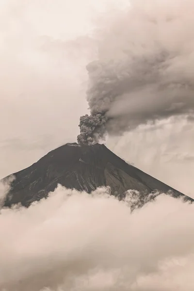 Вулкан Турахуа извергает расплавленные ручьи — стоковое фото