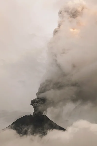 Subidas de fumaça do vulcão Tungurahua — Fotografia de Stock