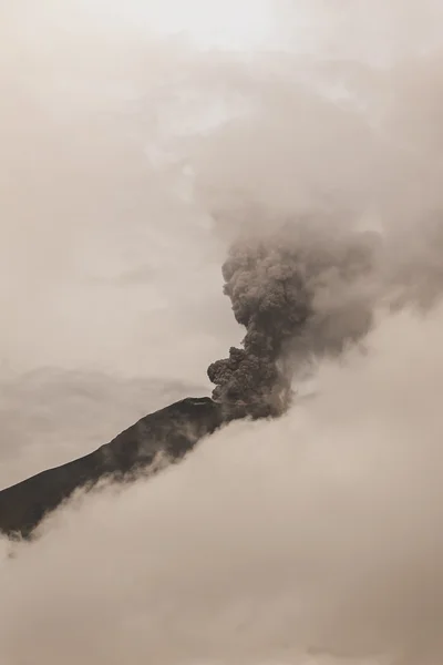 Tungurahua Volcano Spews Columns Of Ash And Smok — Stock Photo, Image