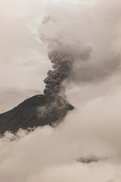通古拉瓦火山包围在云 — 图库照片