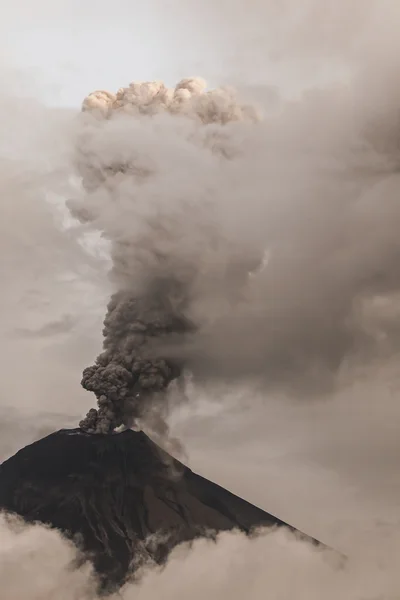 通古拉瓦火山喷出的烟雾和灰烬。 — 图库照片