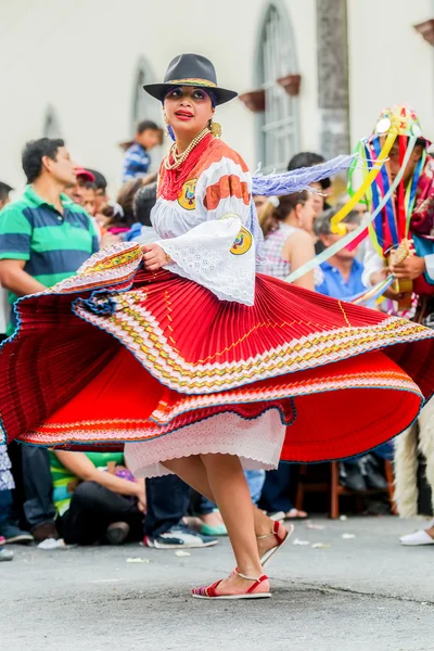 Inhemska kvinna dansar på gatan — Stockfoto