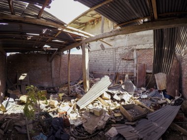 Ekvator deprem sırasında harap binalar