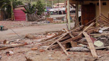 Ekvator sahil yıkılmış evler deprem