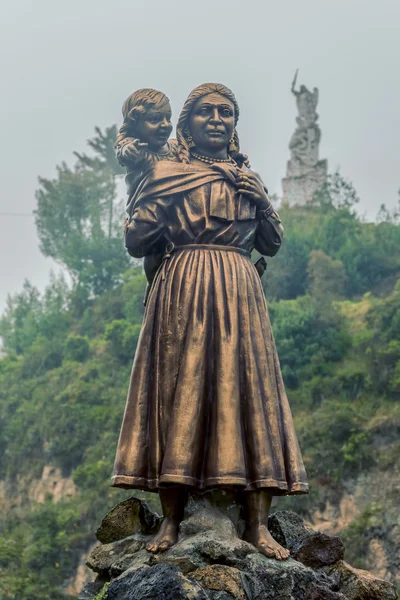 Statue représentant une mère avec un enfant — Photo