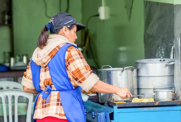 Latin kadın sokakta pişirme