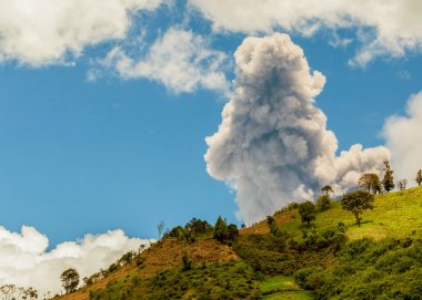 Güçlü gün patlama: Tungurahua yanardağ