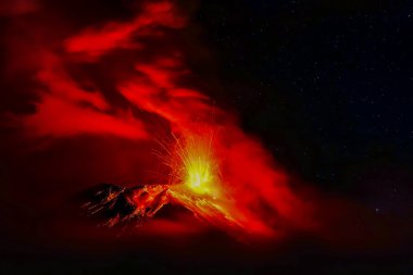 Geceleri Tungurahua volkanın güçlü patlama