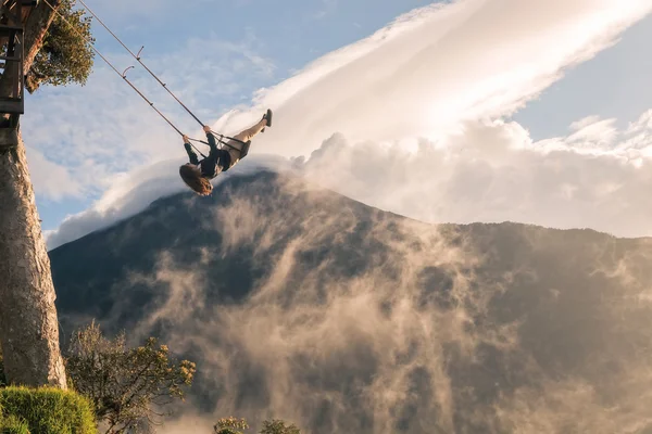 Sallanan bir mutlu genç genç kızın kimliği belirsiz siluet