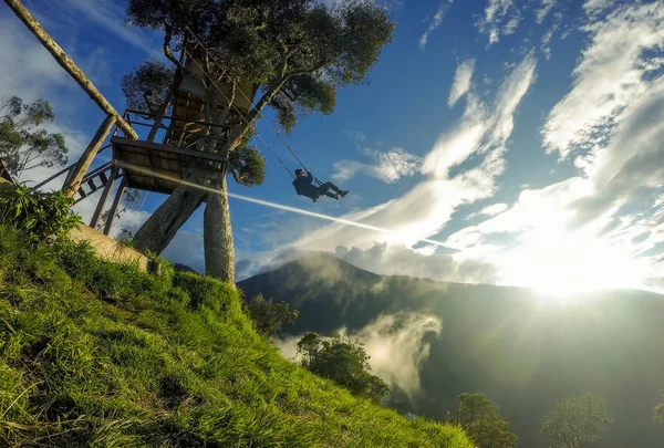 Mutlu tanımlanamayan yetişkin adam salıncakta sallanan