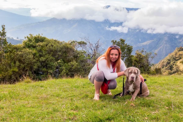 Onun köpeği ile güzel sarışın