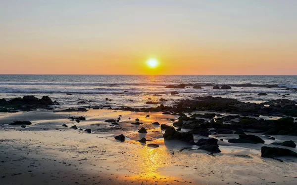 Atardecer tropical en la playa — Foto de Stock