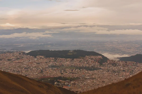 Quito Ekvador kuzey dağlık bölgelerde yer almaktadır