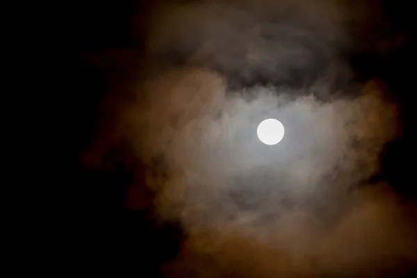 Ciel nocturne avec pleine lune et nuages — Photo