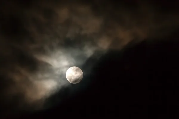 Небо с луной и облаками — стоковое фото
