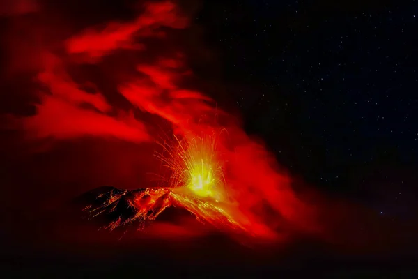Kraftig eksplosjon av Tungurahua-vulkanen om natten – stockfoto