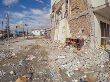 Ekvator güçlü deprem sonrası Harabeleri