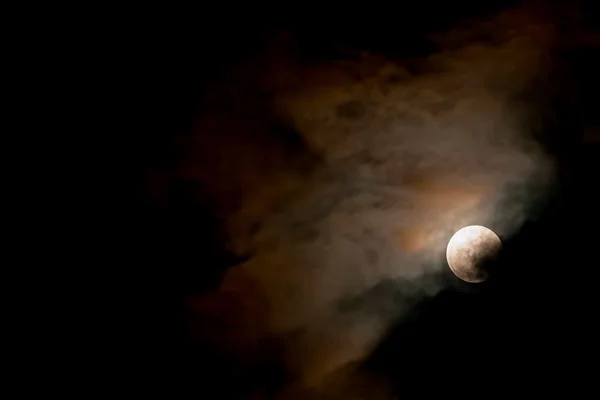 Luna llena brillando en el cielo oscuro — Foto de Stock