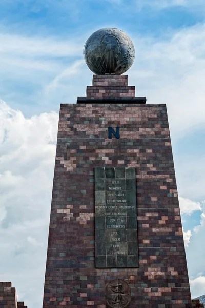 A világ, a Mitad Del Mundo, a Monument Egyenlítői központ — Stock Fotó