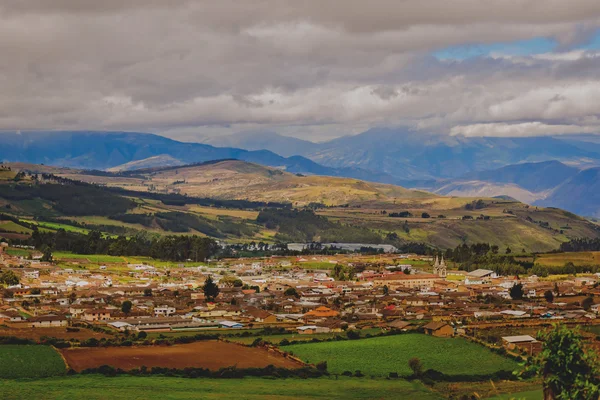 Pequeño pueblo en montañas de los Andes — Foto de Stock