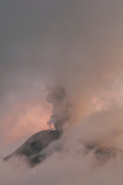 Tungurahua volkan güçlü günbatımı patlama