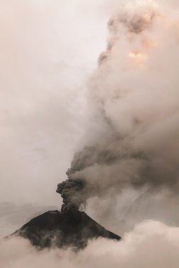 Tungurahua volkan kül ve duman sütunları Spews