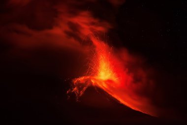 Geceleri Tungurahua volkanın patlama