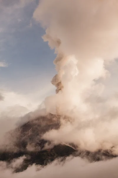 通古拉瓦火山，强勳章爆炸 — 图库照片
