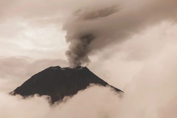 Vista aérea do vulcão Tungurahua — Fotografia de Stock