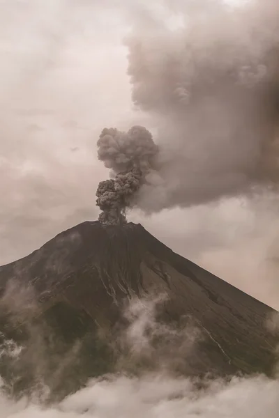 通古拉瓦火山包围在云充满灰和烟 — 图库照片