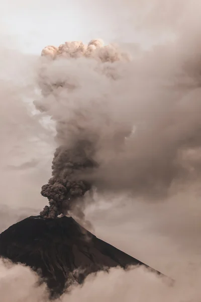Vulcão Tungurahua, Atividade Estrobólica Intensa — Fotografia de Stock