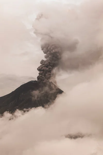 Esplosione del tramonto del vulcano Tungurahua — Foto Stock