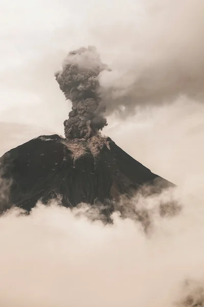 Vulcão Tungurahua, forte explosão vulcânica — Fotografia de Stock
