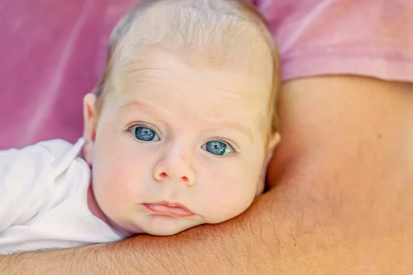 Leuke 4 maanden durende pasgeboren liggend op vader Arm — Stockfoto