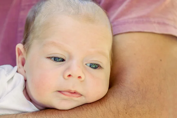 Pasgeboren babyjongen liggend op vader Arm — Stockfoto