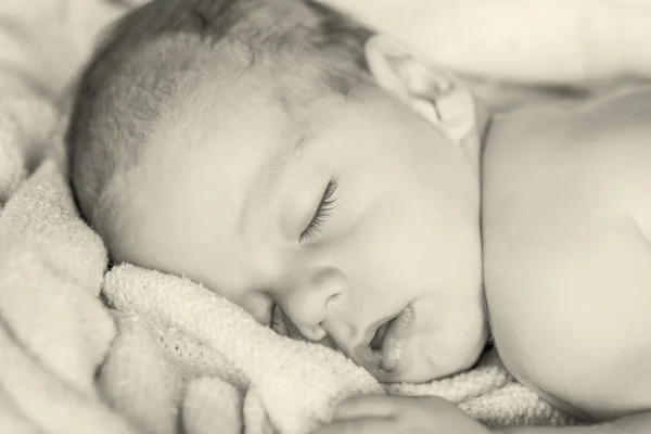 Κοιμάται νεογέννητο αγοράκι — Φωτογραφία Αρχείου