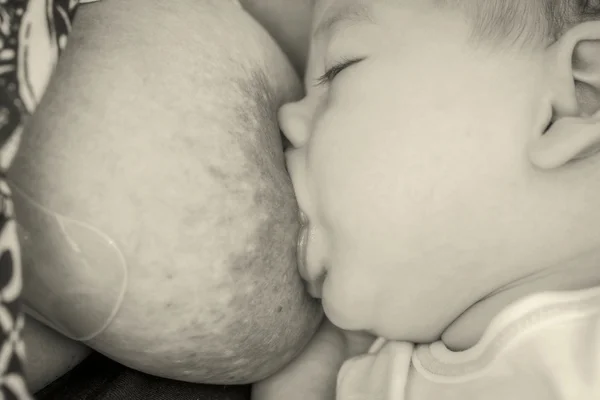 Mãe amamentando seu bebê — Fotografia de Stock