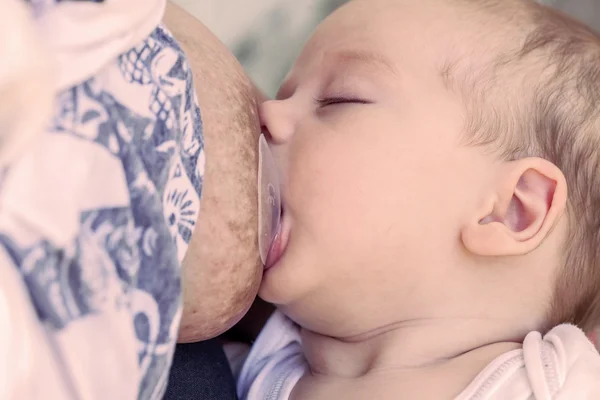 Moeder van haar baby borstvoeding jongen — Stockfoto