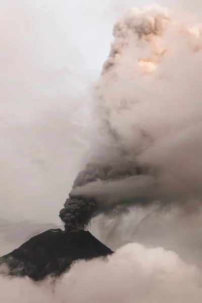 Fumarole al vulcano Tungurahua Immagine Stock