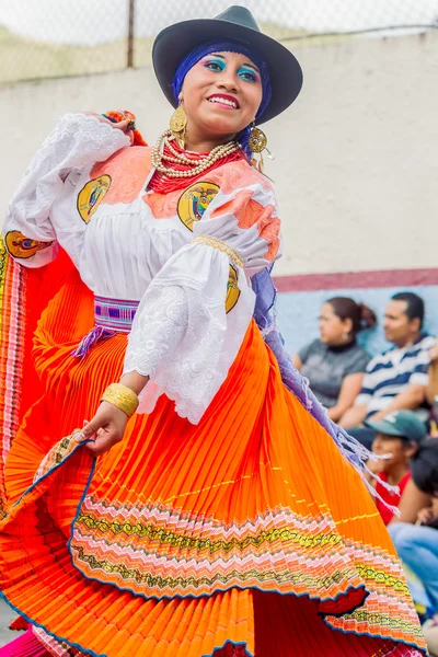 街で踊る若者の先住民女性 — ストック写真