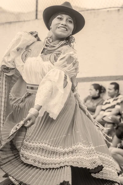 Azonosítatlan fiatal bennszülött nő táncol — Stock Fotó