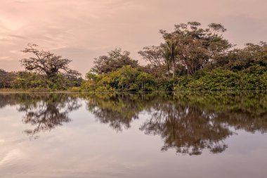 Günbatımı üzerinde Laguna Grande, Ecuador